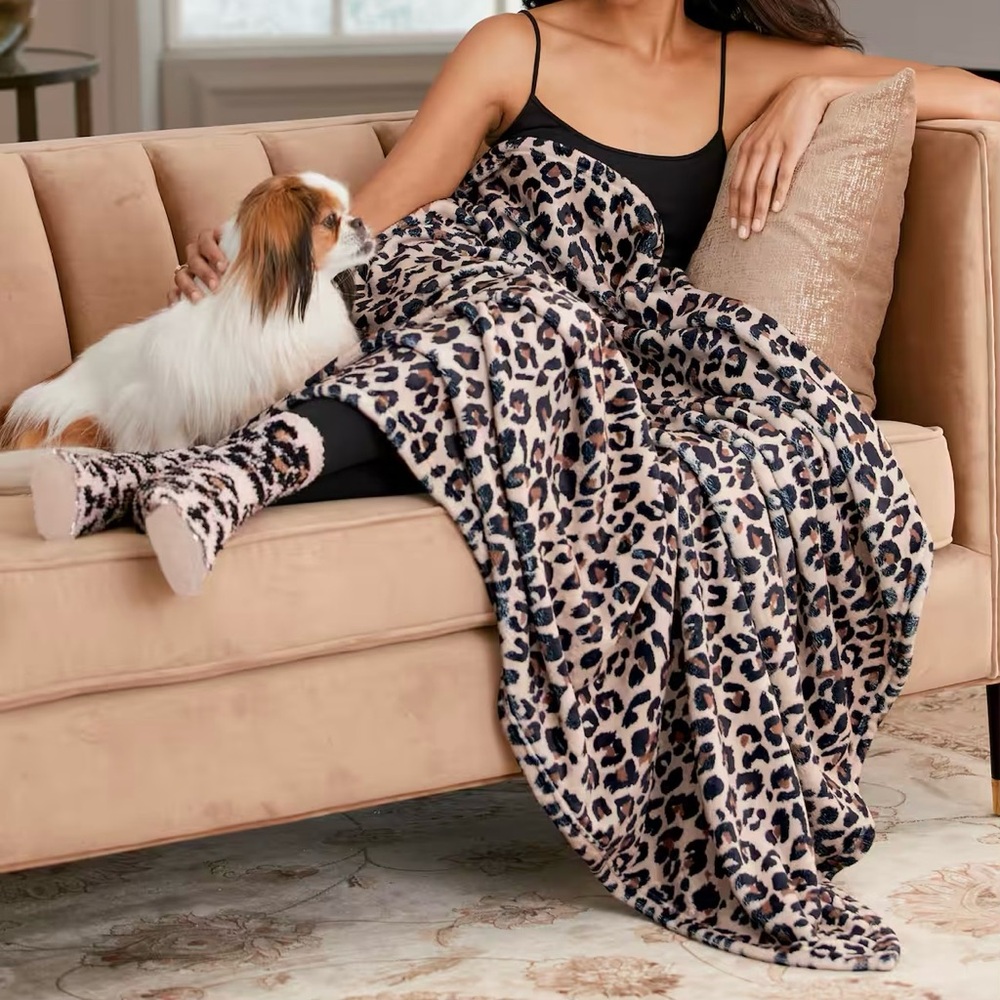 Snuggly Throw Blanket and Socks Gift Set in Leopard by Seventh Avenue. NWT